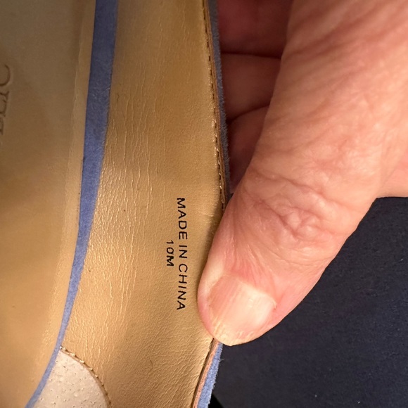 Banana Republic women’s Blue Suede Pump. - Picture 7 of 8